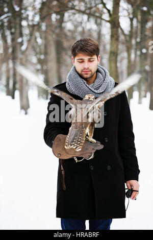 Mann mit einem Falcon Stockfoto