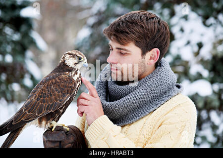 Mann mit einem Falcon Stockfoto