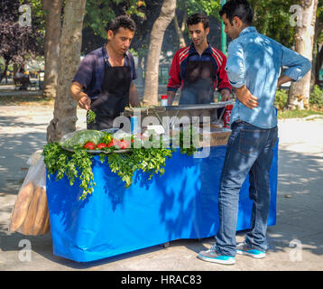 ESSEN STALL IM GARTEN AM TAKSIM-PLATZ-ISTANBUL-TÜRKEI Stockfoto