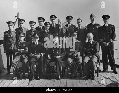 Churchill an Bord der HMS Howe mit Sir Dudley Pound und Sir Alan Brooke Stockfoto