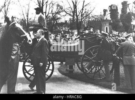 Churchill mit Robert Schuman, der französische Minister für Finanzen, in Metz, Frankreich während der Bastille-Tag feiern am 14. Juli 1946 Stockfoto