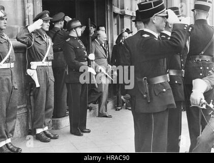 Churchill mit Robert Schuman, der französische Minister für Finanzen, in Metz, Frankreich während der Bastille-Tag feiern am 14. Juli 1946 Stockfoto