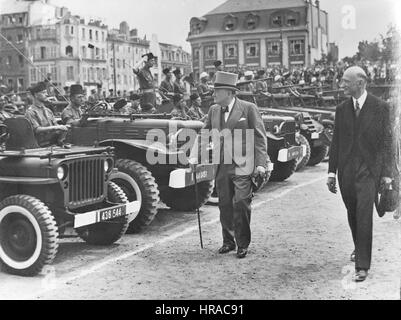 Churchill mit Robert Schuman, der französische Minister für Finanzen, in Metz, Frankreich während der Bastille-Tag feiern am 14. Juli 1946