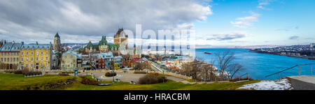 Panoramablick über die Skyline von Québec (Stadt) mit Chateau Frontenac und Saint Lawrence River - Quebec Stadt, Quebec, Kanada Stockfoto