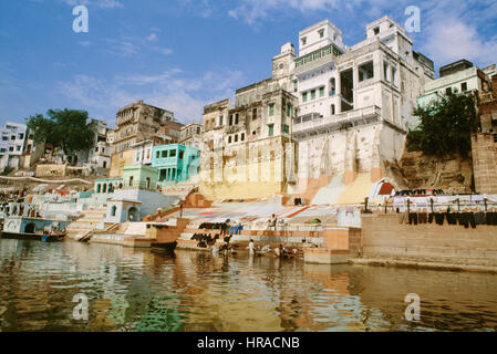 Gebäude entlang dem Fluss Ganges Ghats, Varanasi, Indien Stockfoto