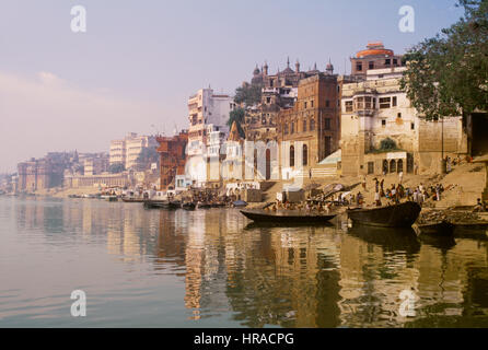 Gebäude entlang dem Fluss Ganges Ghats, Varanasi, Indien Stockfoto