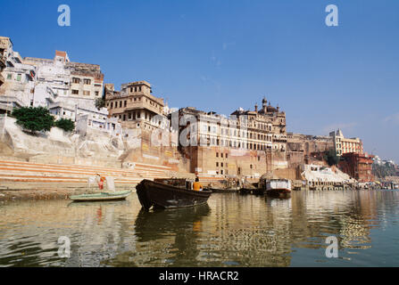 Gebäude entlang dem Fluss Ganges Ghats, Varanasi, Indien Stockfoto