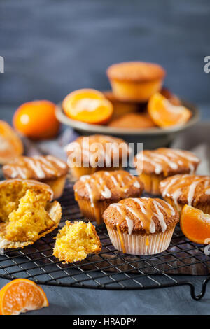 Karotte Mandarine Cupcakes dekoriert mit Glasur und Caramel-topping Stockfoto