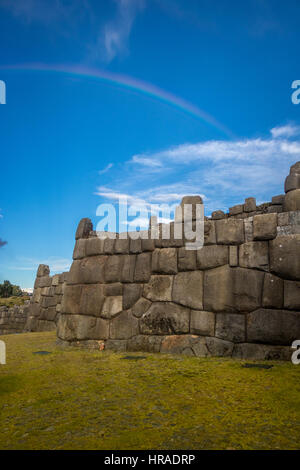 Regenbogen über Saksaywaman Ruinen in Cusco - Peru Stockfoto