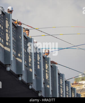 MENSCHEN MIT ANGELRUTEN UND LINIE AM GOLDENEN HORN, VON GALATA-BRÜCKE NEBEN DEM BOSPORUS ISTANBUL TÜRKEI Stockfoto