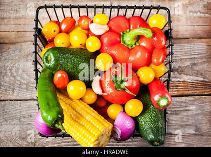 Reife Frischgemüse - Avocado, Zuckermais, Cherry-Tomaten, Zwiebeln, Knoblauch, Zitrone und Chili-Pfeffer Stockfoto
