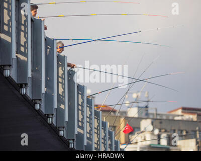 MENSCHEN MIT ANGELRUTEN UND LINIE AM GOLDENEN HORN, VON GALATA-BRÜCKE NEBEN DEM BOSPORUS ISTANBUL TÜRKEI Stockfoto