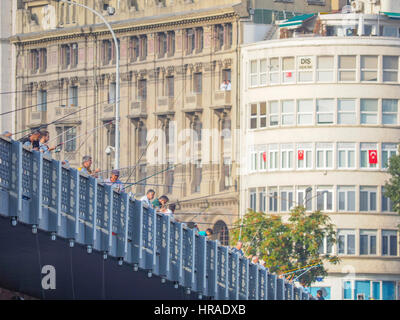 MENSCHEN MIT ANGELRUTEN UND LINIE AM GOLDENEN HORN, VON GALATA-BRÜCKE NEBEN DEM BOSPORUS ISTANBUL TÜRKEI Stockfoto