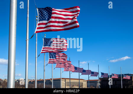 Viele amerikanische Flaggen wehten am Washington Monument - Washington, D.C., USA Stockfoto