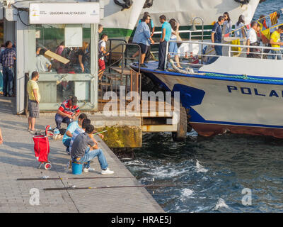 MENSCHEN MIT ANGELRUTEN UND LINIE AM GOLDENEN HORN, VON GALATA-BRÜCKE NEBEN DEM BOSPORUS ISTANBUL TÜRKEI Stockfoto