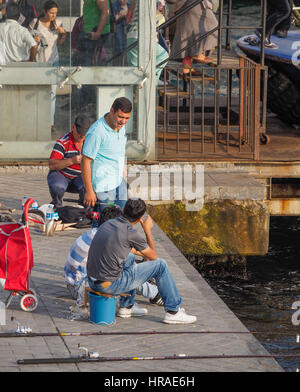 MENSCHEN MIT ANGELRUTEN UND LINIE AM GOLDENEN HORN, ANGRENZEND AN DEN BOSPORUS ISTANBUL TÜRKEI Stockfoto