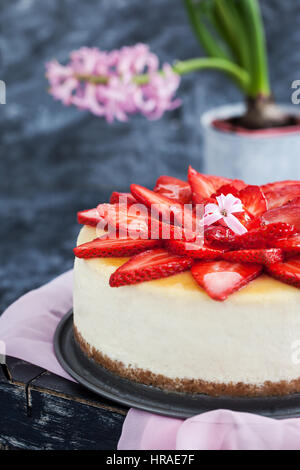 Lecker Käsekuchen, dekoriert mit frischen Erdbeeren Stockfoto