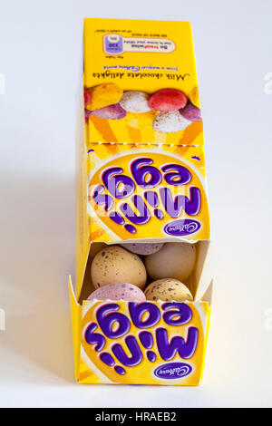 Karton von Cadbury Mini Eiern rückgängig gemacht werden, um Inhalte bereit für Ostern isoliert auf weißem Hintergrund zeigen Stockfoto