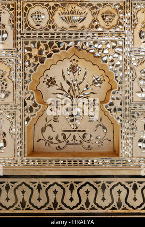 Komplizierte Marmor und Spiegel-inlays in der Sheesh Mahal (Spiegelsaal) in das Amber Fort, Jaipur, Indien Stockfoto