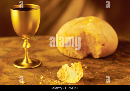 Weinkelch und gebrochene Brot, Symbole der Gemeinschaft Stockfoto