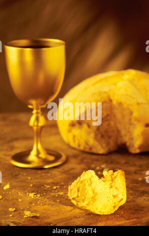 Weinkelch und gebrochene Brot, Symbole der Gemeinschaft Stockfoto