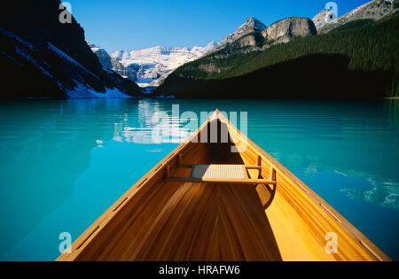 Kanu auf dem Lake Louise, Banff Nationalpark, Alberta, Kanada Stockfoto