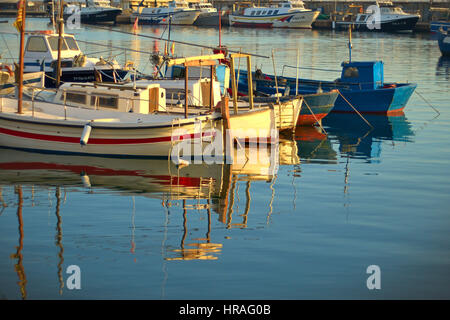 Angelboote/Fischerboote im Hafen von cambrils Stockfoto