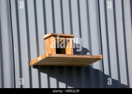 Eingang von Barn owl Box mit Landung Plattform in Stahl Scheune uk installiert Stockfoto