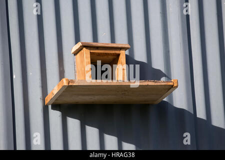 Eingang von Barn owl Box mit Landung Plattform in Stahl Scheune uk installiert Stockfoto