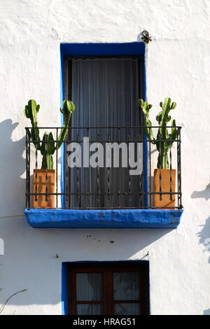 Bunte Terrasse im Küstendorf von Peñiscola, Valencia, Spanien. Stockfoto