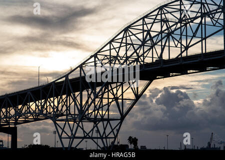 Ein Blick auf den Sonnenuntergang von der Corpus Christi Harbor Bridge Stockfoto