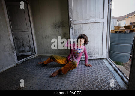 Ein geistig Behinderte Flüchtling Mädchen 9 Jahre alt, angekettet an eine Toilette durch den Knöchel in Zakho Flüchtlingslager in der Nähe von Dohuk, Kurdistan, Irak. Stockfoto