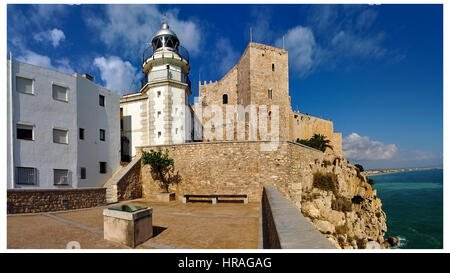 Panoramablick auf Peñiscola.Lighthouse und Burg von Papa Luna. Stockfoto