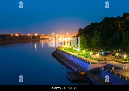 Die malerischen Sommer Abend Aussicht auf Sozh beleuchtet Böschungs- und alten Greenwood Park In Gomel, homelische, Belarus. Blauer Himmelshintergrund. Stockfoto