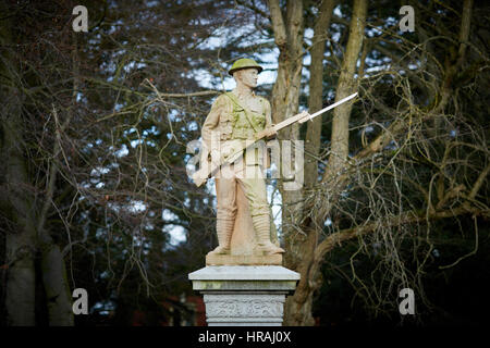 Darstellungen uniformierte Soldaten mit einem Bajonett Gewehr Alsager Kriegerdenkmal Denkmal gebaut nach dem ersten Weltkrieg in East Cheshire, England, UK. Stockfoto