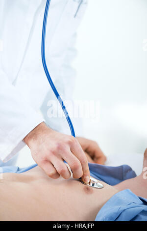 Arzt Überwachungsgerät sorgfältig ein Patient mit einem Stethoskop. Nahaufnahme Stockfoto
