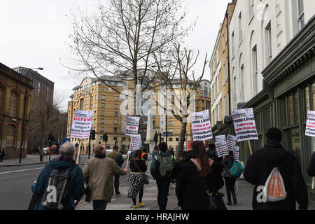 Demonstranten, darunter Studenten aus UAL: University Of The Arts, marschieren durch London, Parliament Square protestieren gegen Brexit und Trump Stockfoto