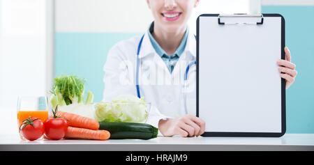 Fröhliche Gesundheitsexperten, die Förderung der gesunden Ernährung Stockfoto