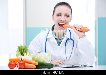 Ein Porträt von fröhlichen medizinisches Fachpersonal zur Förderung gesunder Ernährung Stockfoto