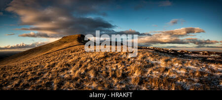 Ein Panoramablick über Pen y Fan und den zentralen Bereich der Brecon Beacons. Brecon-Beacons-Nationalpark, Wales, UK Stockfoto