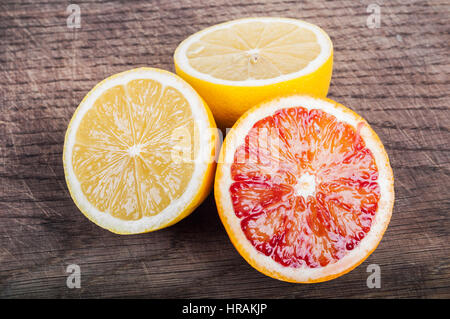 Bunte frische Zitrusfrüchte auf hölzernen Hintergrund. Orange, Limette, Blutorange, Zitrone, Mandarine, Grapefruit. Obst-Hintergrund. Sommer-Food-Konzept. Stockfoto