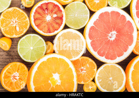 Bunte frische Zitrusfrüchte auf hölzernen Hintergrund. Orange, Limette, Blutorange, Zitrone, Mandarine, Grapefruit. Obst-Hintergrund. Sommer-Food-Konzept. Stockfoto