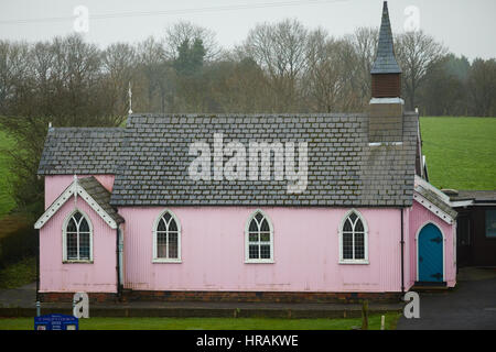 Sichtbare Form der Autobahn m6 pink Wahrzeichen St Philip Church New Inn Lane, Hassall grün Alsager Cheshire Ost in der Nähe von Stoke-on-Trent Stockfoto