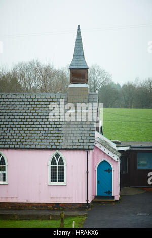 Sichtbare Form der Autobahn m6 pink Wahrzeichen St Philip Church New Inn Lane, Hassall grün Alsager Cheshire Ost in der Nähe von Stoke-on-Trent Stockfoto