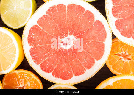 Bunte frische Zitrusfrüchte auf hölzernen Hintergrund. Orange, Mandarine, Limette, Blutorange, Grapefruit. Obst-Hintergrund. Sommer-Food-Konzept. Flache lay Stockfoto