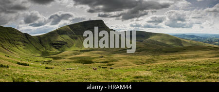 Einen Panoramablick über Llyn y Fan Fach in Richtung Fan Brycheiniog und Carmarthen Fans schauen Stockfoto