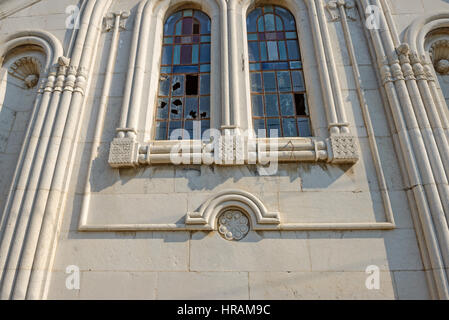 Close-up Teilansicht des Südens Wand auf Höhe der alten Kirche von St. Nina 1908-1912 aus lokalem Kalkstein in byzantinischen-georgianischen Stil in Gaspra Lage Stockfoto