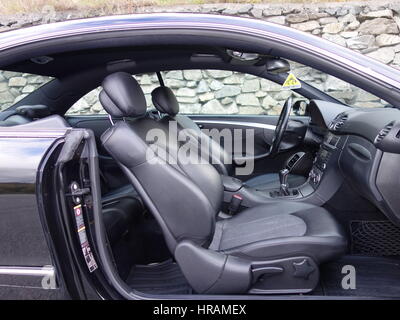 Leder Sitze - schwarz Anthrazit - Royal - weiches Leder - dunkle Luxus-Auto Innenraum - Lenkrad, Schalthebel und Dashboard - NAPA Stockfoto