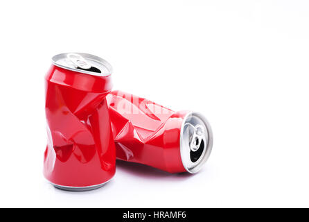 Roten zerdrückte Dosen auf weißem Hintergrund, recycling und Verschmutzung Konzept. Stockfoto