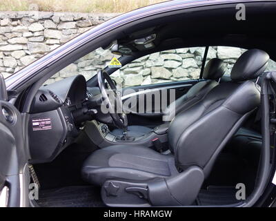 Leder Sitze - schwarz Anthrazit - Royal - weiches Leder - dunkle Luxus-Auto Innenraum - Lenkrad, Schalthebel und Dashboard - NAPA Stockfoto